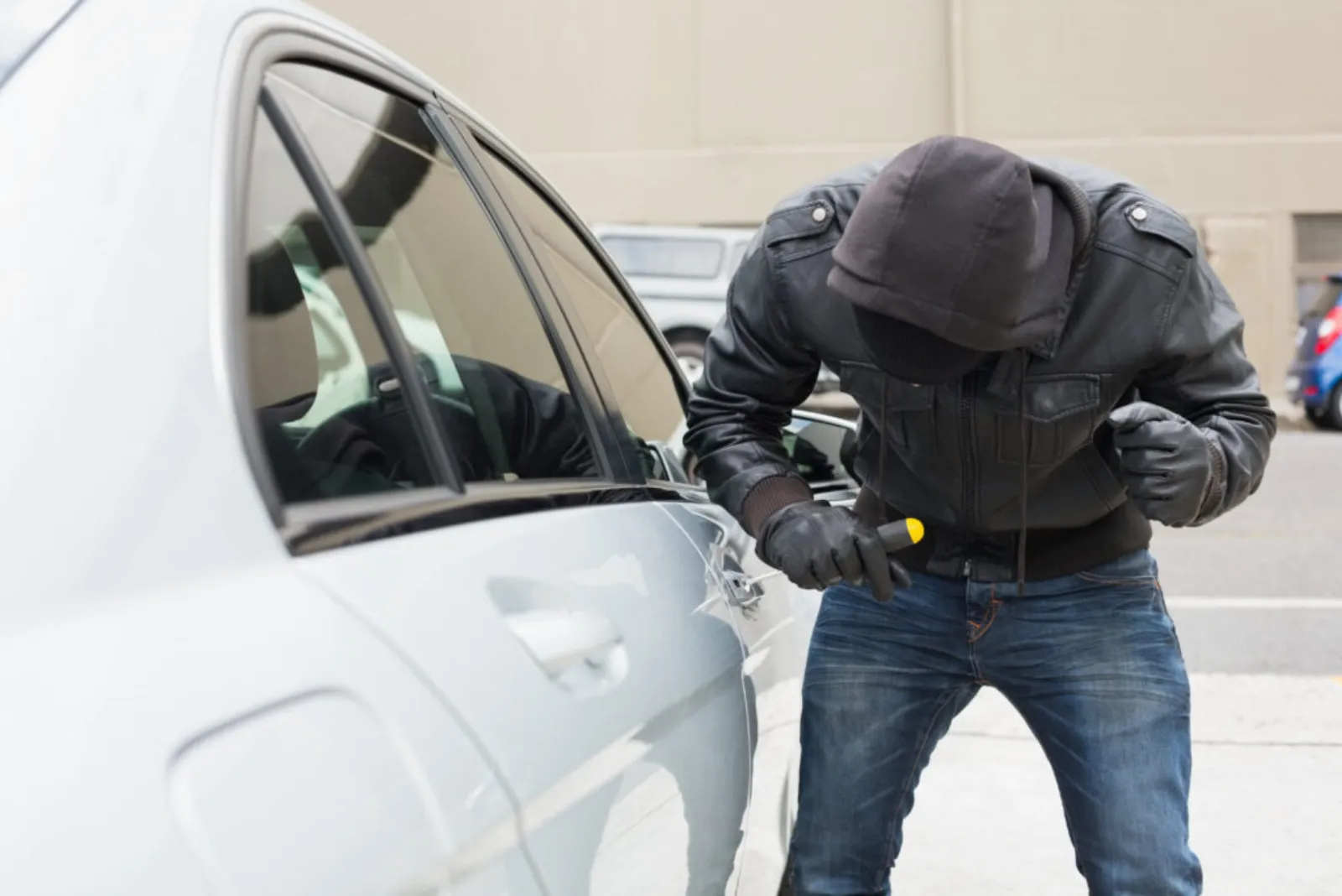 Tentative d'effraction sur un véhicule - protection contre le vol