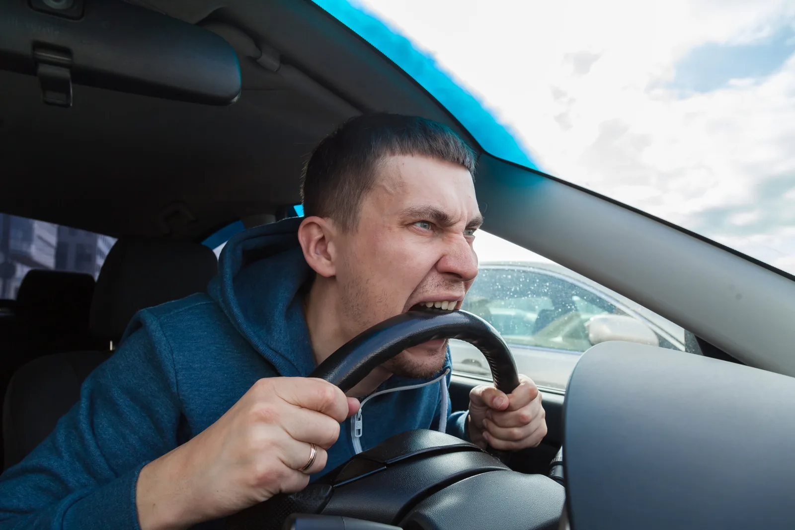 Conducteur stressé au volant illustrant l'analyse des comportements de conduite