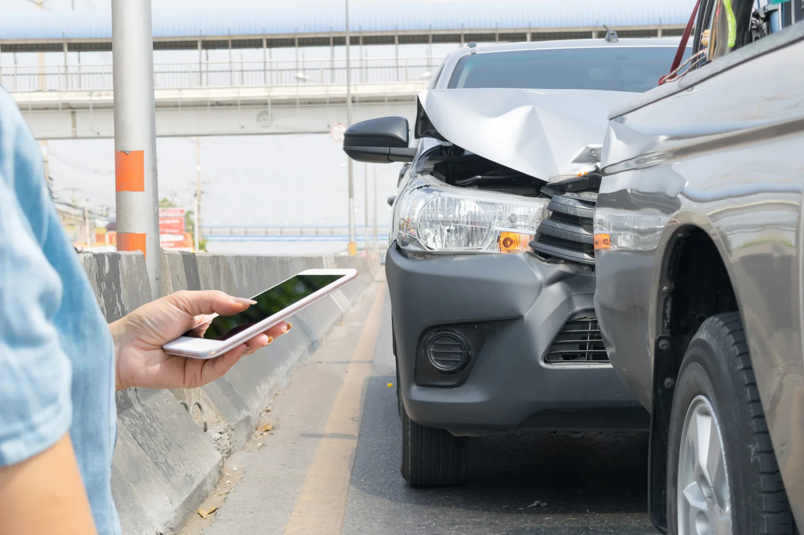 Conductrice utilisant son smartphone pour déclarer un incident sur la route Conductrice utilisant son smartphone pour déclarer un incident sur la route