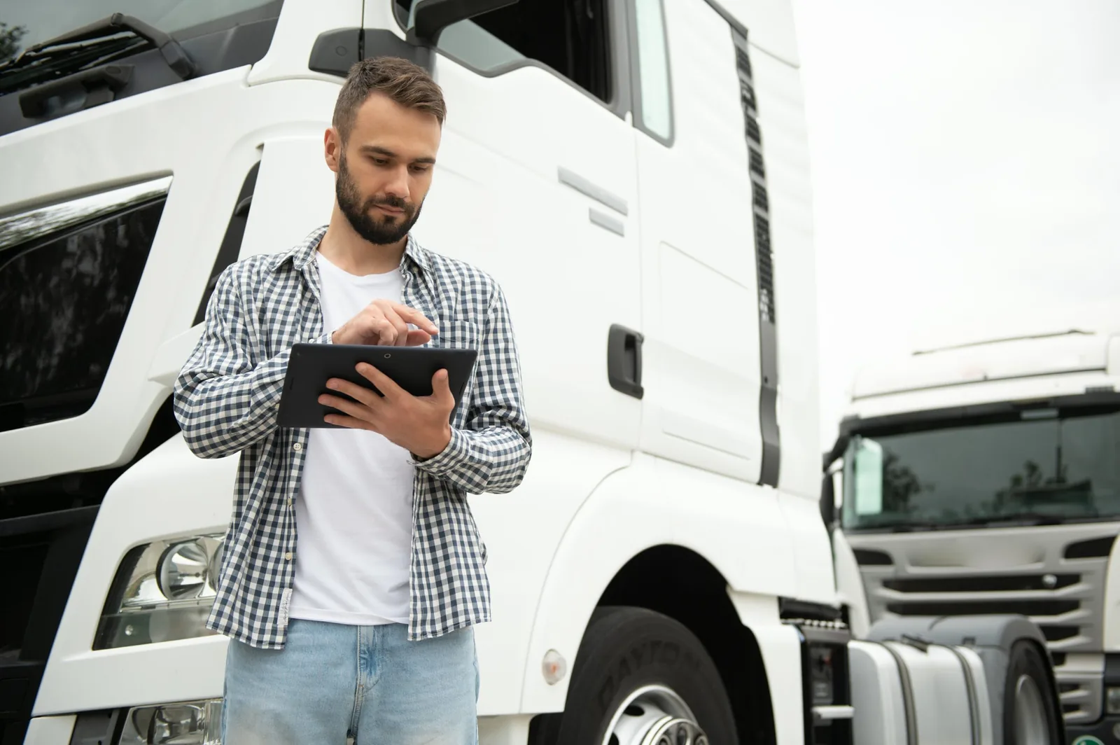 Conducteur de camion utilisant une tablette pour l'inspection du véhicule