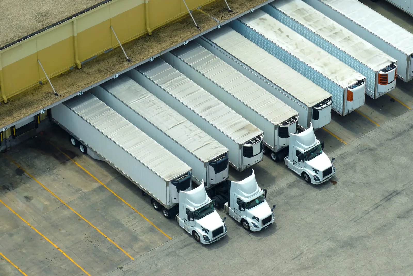Camions et véhicules lourds dans un centre logistique