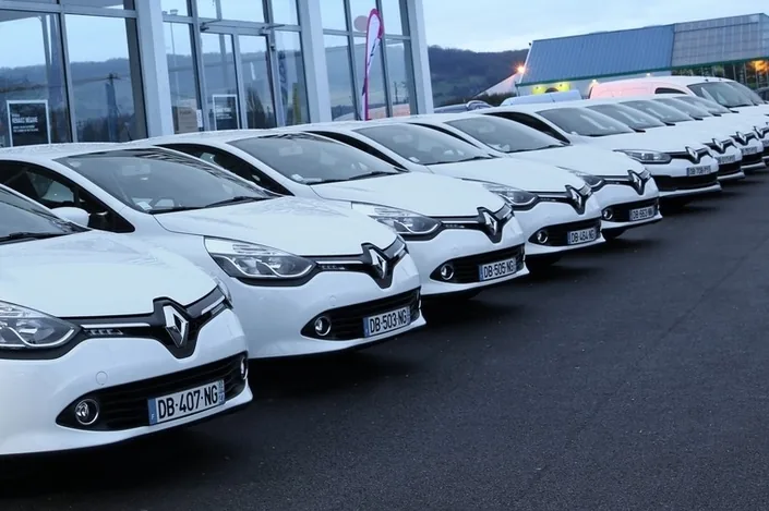 Voiture de service d'entreprise géolocalisée